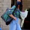 Katie Holmes est allée acheter des fleurs dans le quartier de Manhattan à New York pendant l'épidémie de coronavirus (Covid-19), le 18 août 2020 