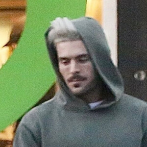 Exclusif - Zac Efron (blond) est allé acheter une boisson à emporter dans le quartier de Los Feliz à Los Angeles, le 1er mai 2019.