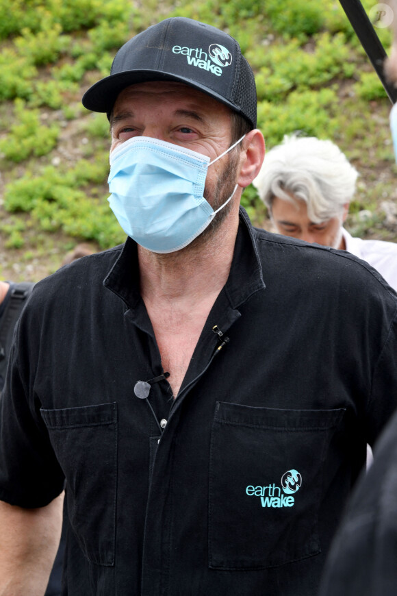 Samuel le Bihan durant la mise en circulation de camions bennes de la Communauté de Communes Alpes d'Azur à Puget-Théniers, le 17 juillet 2020, roulant aux déchets plastiques qu'ils collectent. Ces déchets sont transformés en source d'énergie grâce à la Chrysalis inventé par Christofer Costes avec le soutien de l'association EarthWake co fondée par Samuel le Bihan et François Danel, l'ancien président d'Action contre la Faim. C'est de la rencontre entre Samuel Le Bihan et Christofer Costes, inventeur de solutions technologiques dédiées à l'autonomie, qu'est née l'idée de la Chrysalis : une machine permettant aux populations de traiter la pollution en amont, en valorisant les déchets plastiques. Basée sur la pyrolyse, une combustion sans oxygène bien connue, la Chrysalis est la première machine permettant de recycler les déchets plastiques en carburant, dans un format réduit, mobile, et pour un prix abordable. La nouvelle Chrysalis 40 est désormais opérationnelle et à même de convertir 160 Kg de déchets plastiques en 120 litres de diesel par jour. © Bruno bebert / Bestimage