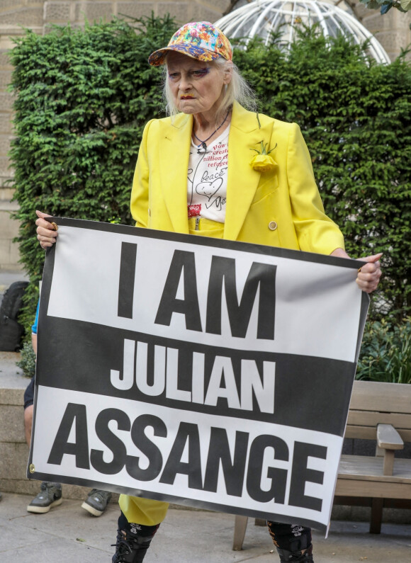 Vivienne Westwood pose devant The Old Bailey, elle porte un costume jaune canari et s'installe dans une cage à oiseauxportant l'inscription I am Julian Assange à Londres, Royaume-Uni le 21 juillet 2020.