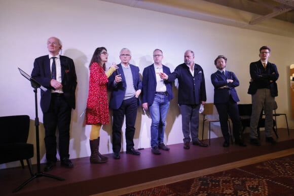 John Shipton, le père de Julian Assange, Annemis Schaus, avocate au barreau de Bruxelles, Baltasar Garzon, avocat au barreau de Madrid, Christophe Deloire (secrétaire général de RSF - reporter sans frontière), Maître Eric Dupond-Moretti (avocat, son conseil en France), Maître Antoine Vey (avocat, son conseil en France), Christophe Marchad, avocat au barreau de Bruxelles - Conférence de presse des avocats de Julian Assange à l'espace "Morning Sentier" à Paris, le 20 février 2020. Julian Assange est actuellement incarcéré à la prison de haute sécurité de Belmarsh, son état de santé est très pré-occupant. © Christophe Clovis / Bestimage