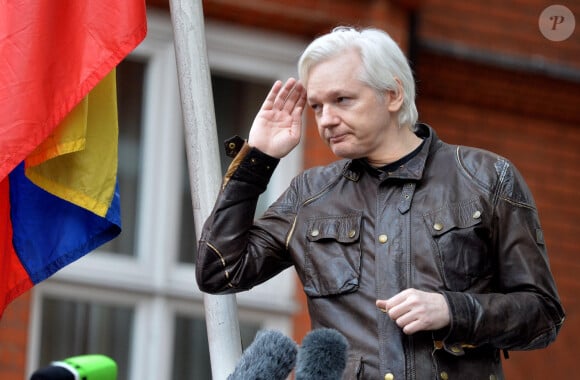Julian Assange parle aux médias de l'ambassade d'Équateur à Londres le jour où la Suède a abandonné les poursuites (en mai 2017).