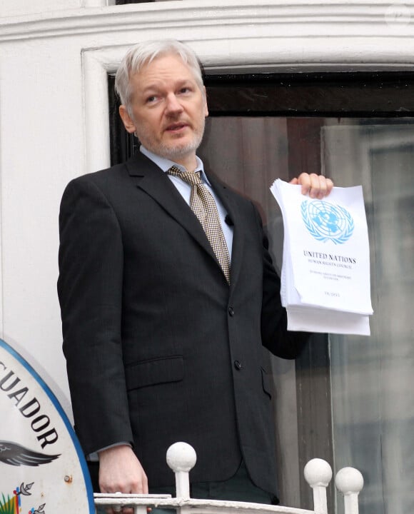 Julian Assange, le créateur de Wikileaks lors d'une conférence de presse d'un balcon à l'ambassade d'Equateur à Londres, le 5 février 2016. Julian Assange brandit le rapport en sa faveur du comité de travail de l'ONU sur la détention arbitraire.