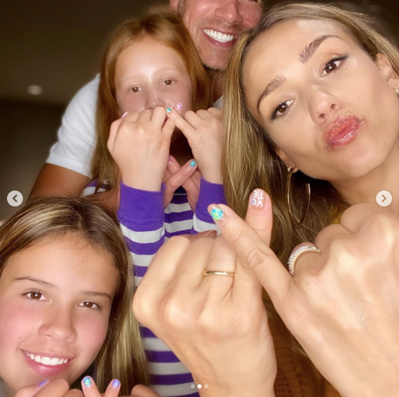 Jessica Alba, son mari Cash Warren et leurs deux filles Honor et Haven. Septembre 2020.