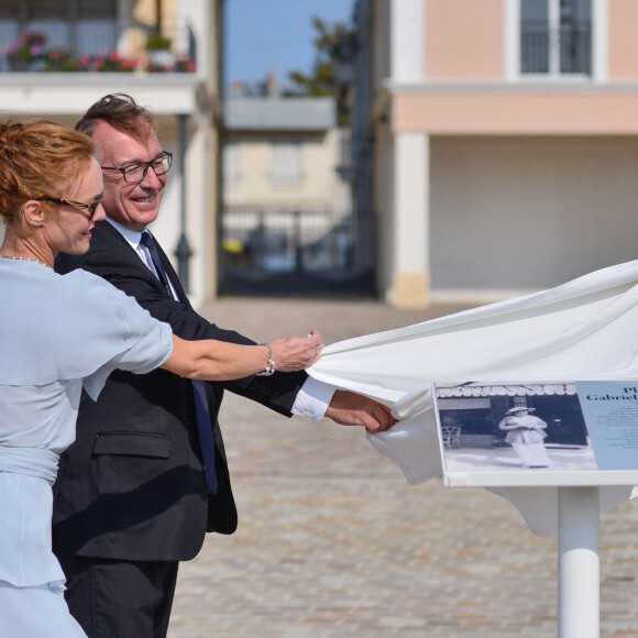 Vanessa Paradis assiste à l'inauguration de la Place Gabrielle Chanel avec le maire de Deauville, Philippe Augier, et le président de la mode de Chanel, Bruno Pavlovsky. Deauville, le 11 septembre 2020.