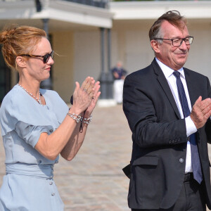 Vanessa Paradis assiste à l'inauguration de la Place Gabrielle Chanel avec le maire de Deauville, Philippe Augier, et le président de la mode de Chanel, Bruno Pavlovsky. Deauville, le 11 septembre 2020.