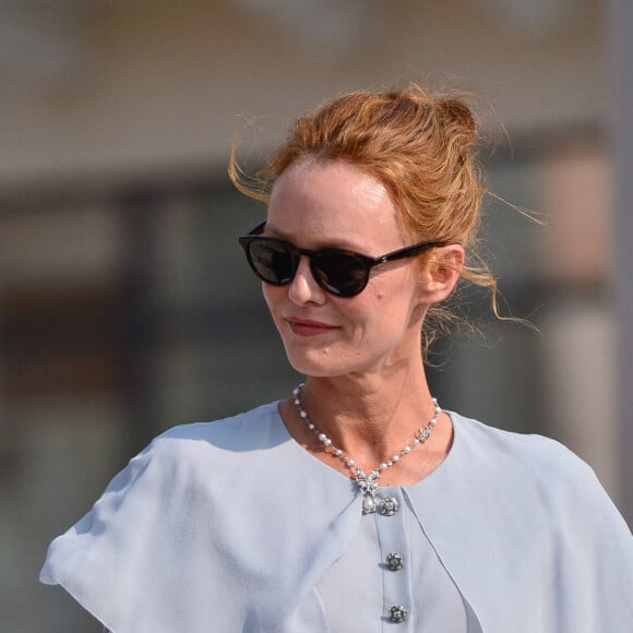 Vanessa Paradis assiste à l'inauguration de la Place Gabrielle Chanel avec le maire de Deauville, Philippe Augier, et le président de la mode de Chanel, Bruno Pavlovsky. Deauville, le 11 septembre 2020.