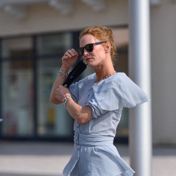 Vanessa Paradis assiste à l'inauguration de la Place Gabrielle Chanel avec le maire de Deauville, Philippe Augier, et le président de la mode de Chanel, Bruno Pavlovsky. Deauville, le 11 septembre 2020.