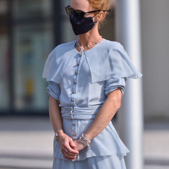 Vanessa Paradis assiste à l'inauguration de la Place Gabrielle Chanel avec le maire de Deauville, Philippe Augier, et le président de la mode de Chanel, Bruno Pavlovsky. Deauville, le 11 septembre 2020.