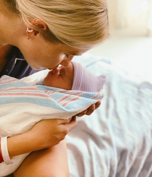 Claire Holt pose avec son bébé, sur Instagram, le 13 septembre 2020.