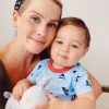 Claire Holt pose avec son fils James sur Instagram, juillet 2020.