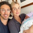 Claire Holt pose avec son mari et leur bébé, sur Instagram.