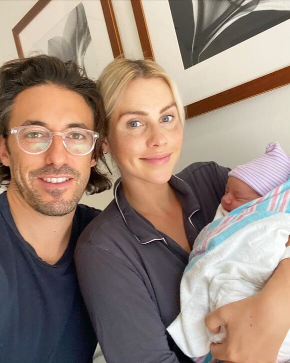 Claire Holt pose avec son mari et leur bébé, sur Instagram.