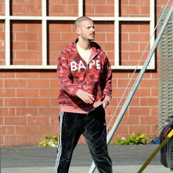Matt Pokora (M. Pokora) se promène dans les rues de Los Angeles le 3 février 2020.