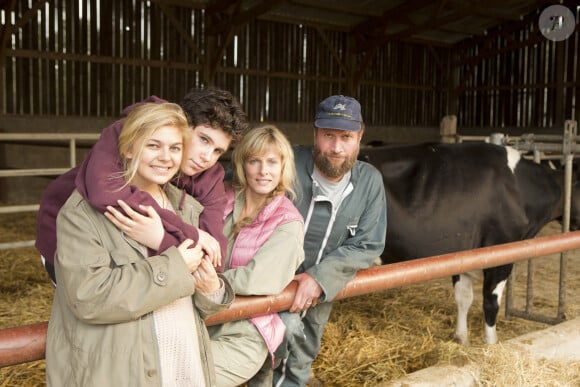 Karin Viard, Louane Emera, François Damiens et Luca Gelberg sur le tournage du film "La famille Bélier". 2013.