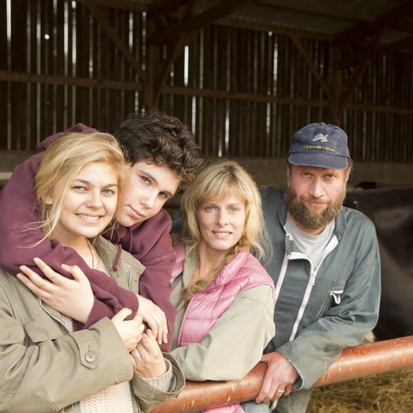 Karin Viard, Louane Emera, François Damiens et Luca Gelberg sur le tournage du film "La famille Bélier". 2013.