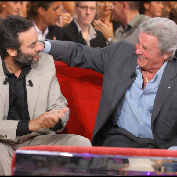 Anthony Delon et son père Alain Delon dans "Vivement dimanche" en 2008. © Guillaume Gaffiot/bestimage