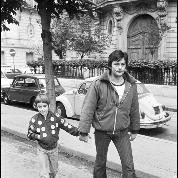 Alain Delon et son fils Anthony à Paris en 1972.