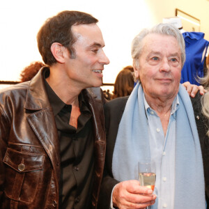 Exclusif - Anthony Delon avec son père Alain Delon et Liliane Jossua (directrice du Montaigne Market) - Lancement de la marque de vêtements de cuir "Anthony Delon 1985" chez Montaigne Market à Paris (2017) © Philippe Doignon / Bestimage