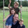 Le prince William et ses trois enfants, le prince George, la princesse Charlotte et le prince Louis, sur Instagram (juin 2020). La photo a été prise par Kate Middleton dans leur maison d'Anmer Hall, dans le Norfolk.