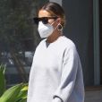 Exclusif - Ashley Tisdale fait du shopping dans le quartier de Beverly Hills à Los Angeles pendant l'épidémie de coronavirus (Covid-19). Elle porte des baskets Balenciaga. Le 4 août 2020