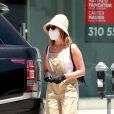 Exclusif - Ashley Tisdale, masquée en raison de l'épidémie de coronavirus (Covid-19), se promène à Los Angeles, le 31 juillet 2020.   