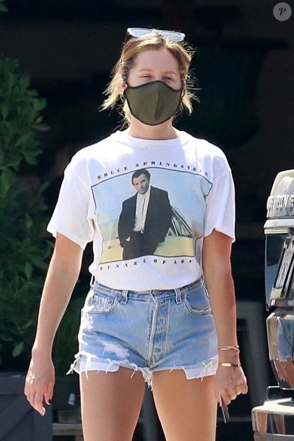 Exclusif - Ashley Tisdale et son mari Christopher French sont allés faire du shopping chez "Rolling Greens" à West Hollywood, Los Angeles, le 22 juin 2020.