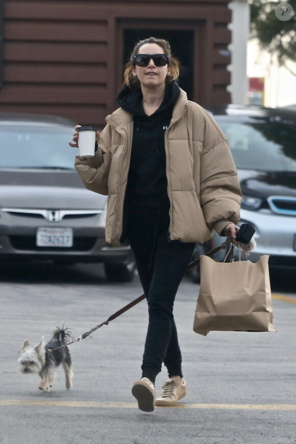 Exclusif - Ashley Tisdale est allée faire des courses avec son chien Ziggy dans le quartier de Los Feliz à Los Angeles, le 14 décembre 2019 