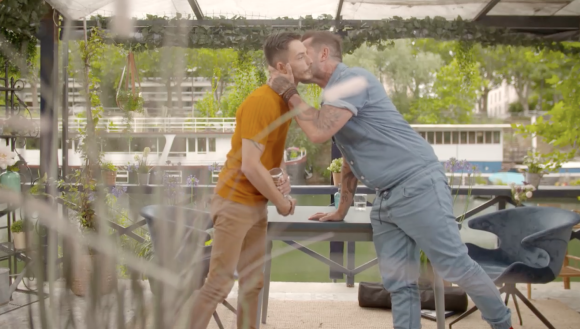 Mathieu embrasse Alexandre sur la joue, candidat de "L'amour est dans le pré 2020" sur M6.