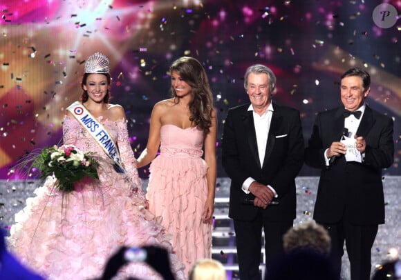 Laury Thilleman (Miss France 2011), Delphine Wespiser, Alain Delon et Jean-Pierre Foucault - Delphine Wespiser, Miss Alsace, devient la nouvelle Miss France.