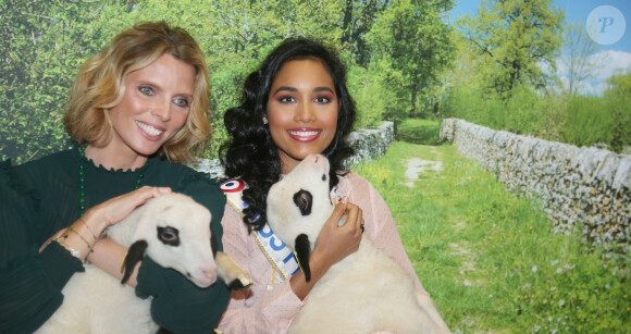 Sylvie Tellier et Clémence Botino, Miss France 2020, en visite au Salon de l'agriculture à Paris. Le 26 février 2020. © Panoramic / Bestimage