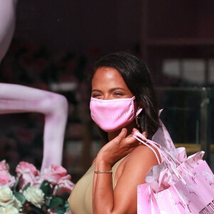 L'actrice américaine Christina Milian, masquée, se rend au showroom de Pretty Little Thing pour célébrer le mois du patrimoine hispanique à Los Angeles, le 18 septembre 2020. 