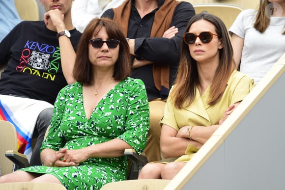 Marine Lorphelin (Miss France 2013) et sa mère Sandrine dans les tribunes des internationaux de France de tennis de Roland Garros 2019 à Paris, le 26 mai 2019.