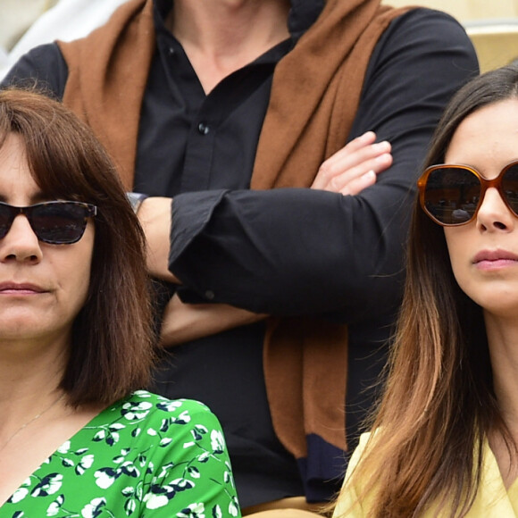 Marine Lorphelin (Miss France 2013) et sa mère Sandrine dans les tribunes des internationaux de France de tennis de Roland Garros 2019 à Paris, le 26 mai 2019.