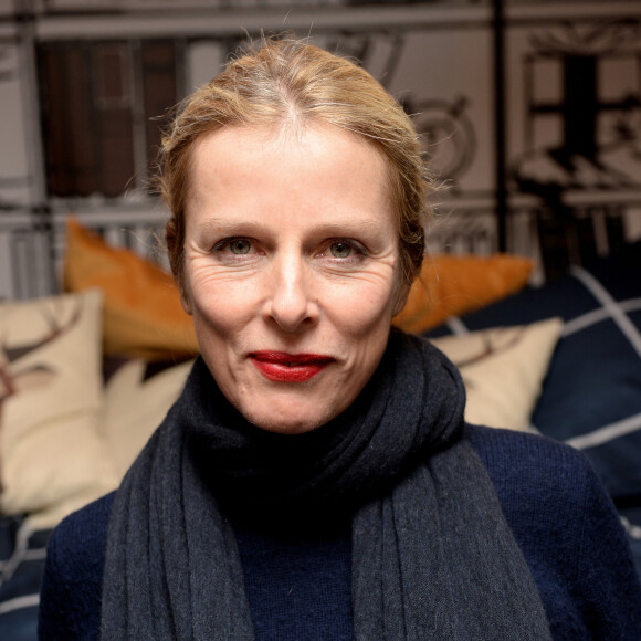 Exclusif - Karin Viard à l'inauguration de "la Maison de Noël Amazon" à la Crèmerie de Paris, à Paris, France, le 22 novembre 2018. Du 23 novembre au 2 décembre inclus, Amazon ouvre sa Maison de Noël, une boutique éphémère située à la Crèmerie de Paris (1er arrondissement). Les visiteurs pourront y découvrir les dernières tendances cadeaux ainsi que les offres Black Friday et Cyber Monday. Des ateliers culinaires et des séances de dégustations leur seront également proposés. © Veeren/Bestimage
