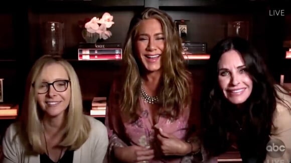 Jennifer Aniston en pyjama, Courteney Cox et Lisa Kudrow suivent la 72e édition des Emmy Awards.