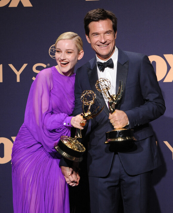 Julia Garner et Jason Bateman aux 71e Emmy Awards. Los Angeles, le 22 septembre 2019.