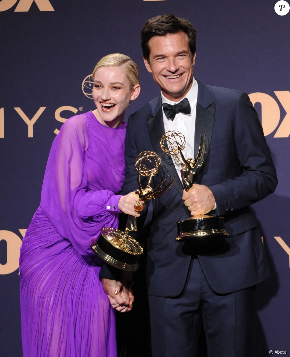 Julia Garner et Jason Bateman aux 71e Emmy Awards. Los Angeles, le 22 septembre 2019. Purepeople