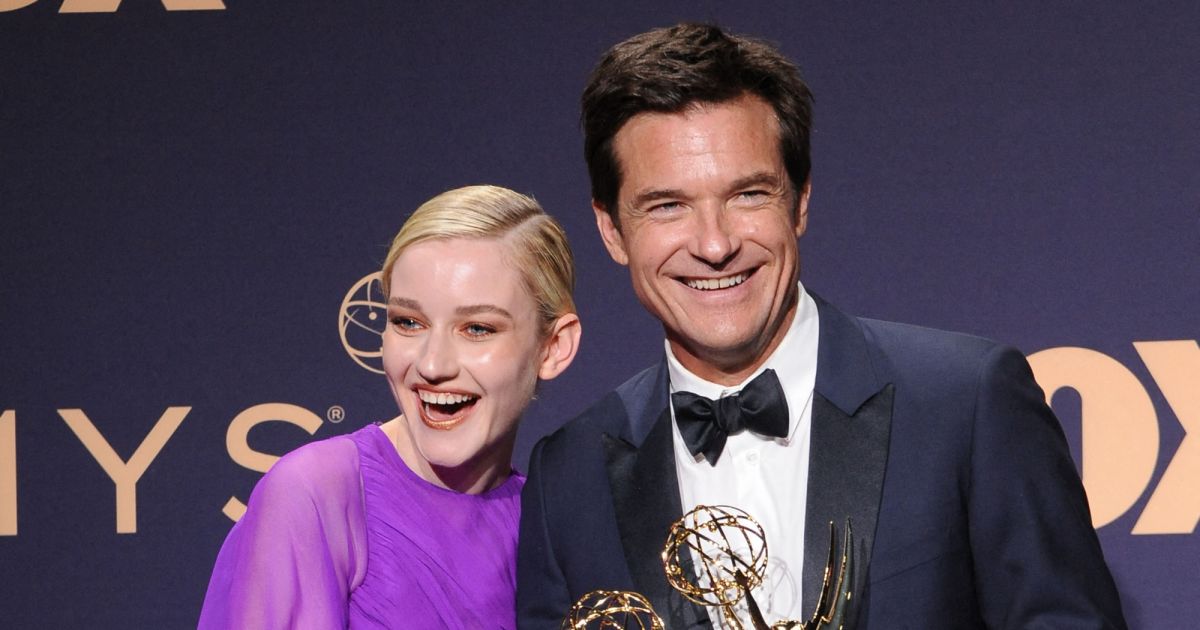 Julia Garner et Jason Bateman aux 71e Emmy Awards. Los Angeles, le 22 septembre 2019. Purepeople