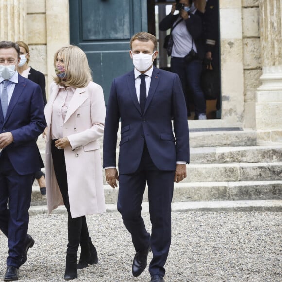 Emmanuel Macron, Président de la République, et sa femme, Brigitte Macron, visite l'Hôtel de Polignac, à l'occasion des journées européennes du patrimoine et de la troisième édition du Loto du Patrimoine. Selectionné en 2018 parmi les 18 sites emblématiques du Loto du Patrimoine, l'Hôtel de Polignac est actuellement en pleine restauration. A Condom, le 18 Septembre 2020. © Sébastien Ortola / Pool / Bestimage