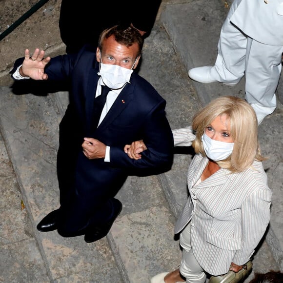 Le président Emmanuel Macron et la première dame Brigitte Macron lors de la Cérémonie du 76ème anniversaire de la libération de la ville de Bormes-les-Mimosas le 17 août 2020. Ils sont accompagnés par François Arizzi, maire de Bormes les Mimosas. © Dominique Jacovides / Bestimage