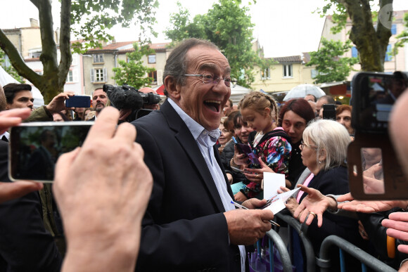 Jean-Pierre Pernaut lors du tournage de l'émission "Votre plus beau marché de France" à Montbrison le 14 juin 2019. © Frédéric Chambert / Panoramic / Bestimage