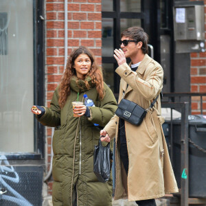 Exclusif - Zendaya et Jacob Elordi discutent dans la rue à New York le 6 février 2020.