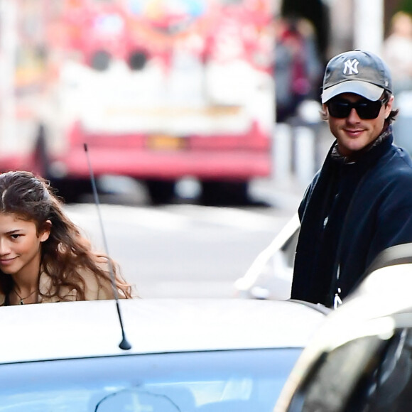 Exclusif - Zendaya et Jacob Elordi font du shopping, s'embrassent, prennent des selfies et font un doigt d'honneur aux photographes à New York, le 3 février 2020.
