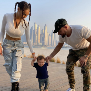 Après Genève, Paris et Londres, Nabilla s'est installée à Dubaï. Avec son mari Thomas Vergara et leur fils Milann (1 an), elle profite des avantages de la ville.