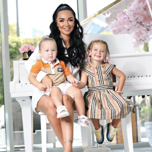 Jazz, son mari Laurent et leurs deux enfants Chelsea et Cayden vivent à Dubaï.