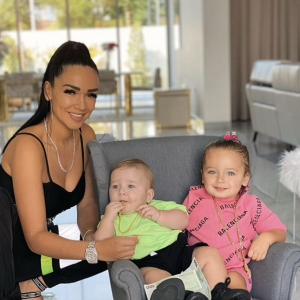 Jazz, son mari Laurent et leurs deux enfants Chelsea et Cayden vivent à Dubaï.