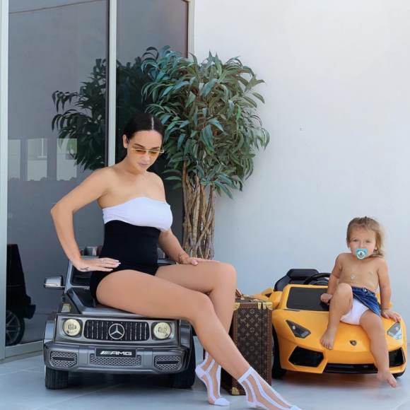 Jazz, son mari Laurent et leurs deux enfants Chelsea et Cayden vivent à Dubaï.