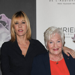 Mathilde Seigner et Line Renaud (Laurier d'Interprétation Féminine) au 25ème palmarès pour les Lauriers de l'Audiovisuel au Théâtre Marigny à Paris, France, le 10 février 2020. © Coadic Guirec/Bestimage 