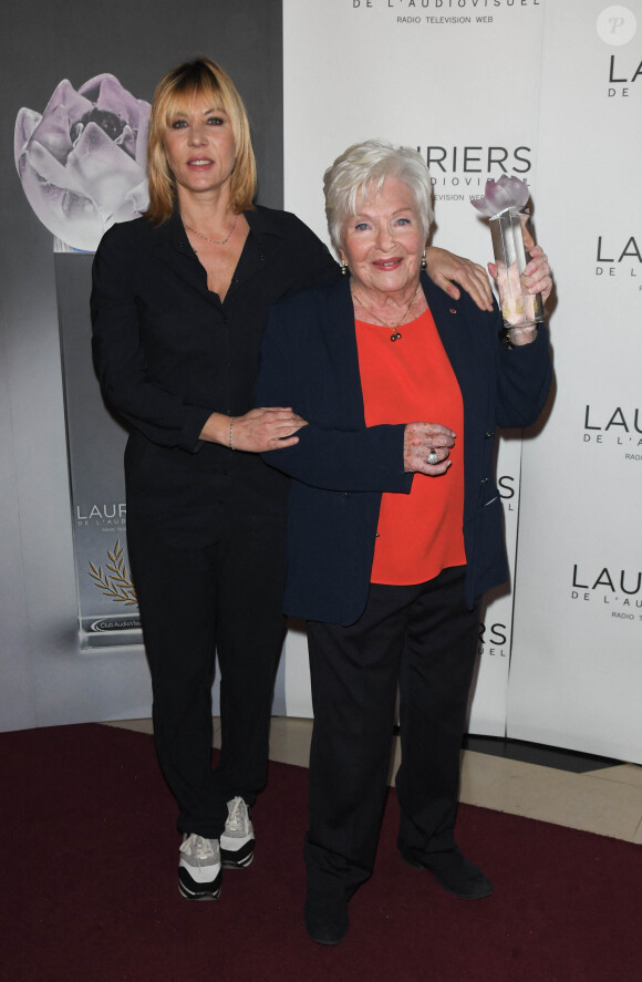 Mathilde Seigner et Line Renaud (Laurier d'Interprétation Féminine) au 25ème palmarès pour les Lauriers de l'Audiovisuel au Théâtre Marigny à Paris, France, le 10 février 2020. © Coadic Guirec/Bestimage 